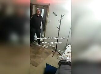 Amazing: He's looking for someone and kicks down the wrong door