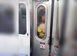 Couple se laisse aller dans le métro de New York