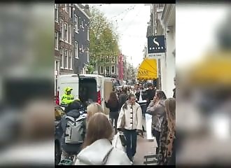Il refuse de déplacer sa camionnette mal garée, le policier sort le taser