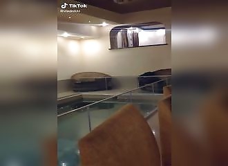 Régis fait le con et veut plonger dans sa piscine intérieure (FAIL)
