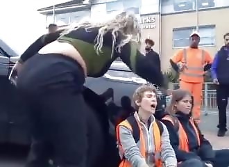 Elle pousse des manifestants avec sa voiture pour accompagner son enfant à l'école