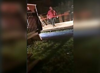 Il s'éclate les jambes en sautant sur un ring (Fake ?)