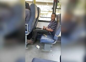 Branleur public se fait chopper et malmener par la police