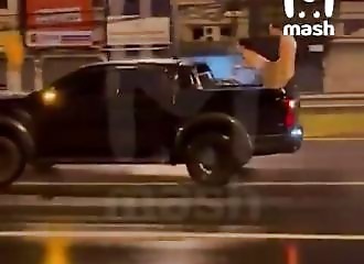 Un blogueur russe baise dans un pickup lancé à pleine vitesse, il est viré de Thaïlande
