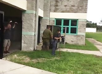 Un raton laveur se retrouve coincé dans un distributeur automatique (Floride)