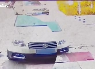 Une voiture heurte la tête d’un ouvrier qui travaille dans les égouts (Chine)