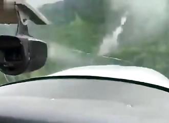 Un atterrissage périlleux filmé en pleine jungle brésilienne