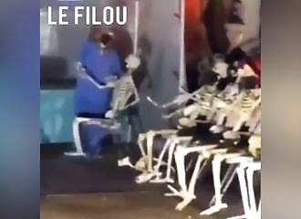 Elle est choquée par la décoration d'halloween de ses voisins ! 