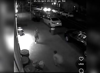 La police recherche un homme qui frappe des passants au hasard