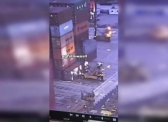 Un conteneur tombe sur un cariste à Singapour