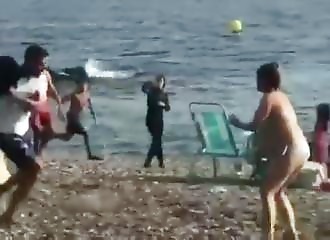 Un bateau de narcotrafiquants poursuivi par la police accoste sur une plage bondée
