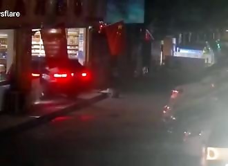 Furieuse, une femme utilise sa voiture pour détruire la boutique de son ex-petit ami
