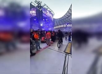Une fan se prend un coup de pied par un intervenant lors d'un concert de Jules