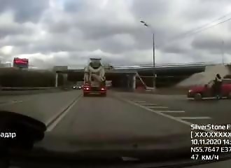 Un camion malaxeur provoque l’effondrement d’un pont en construction