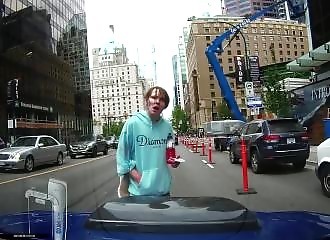 Automobiliste se fait agresser par un zombie avec la verge à l'air à Vancouver !