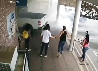 Un conducteur s'encastre dans une boutique après avoir fauché des enfants