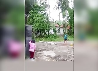 Une pauvre gamine découvre le dur métier de gardien de but