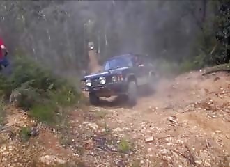 Un 4x4 sur une route totalement défoncée (FAIL)