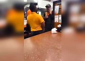 Cette serveuse demande un pause, son chef lui met une bouffe