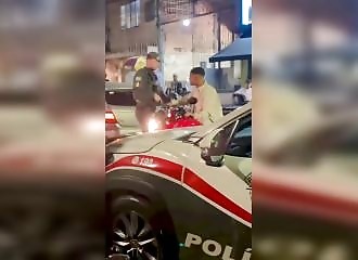 A young man on a motorcycle snubs the Brazilian police: the MP gives him an old-fashioned beating in the middle of the street