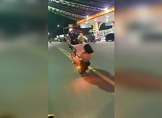 Elle aime les gars qui se la racontent, ses fesses s'en seraient passé !