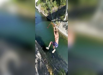 Il saute d'un pont, enchaîne les saltos et atterrit dans un bateau gonflable