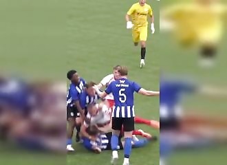 Un match de Deuxième Division néerlandais tourne à la baston