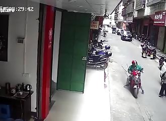 Un scootériste se prend un tuyau métallique sur la tête et peut dire merci à son casque