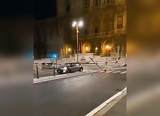 Un chauffard italien grille un feu rouge et percute un feu verts