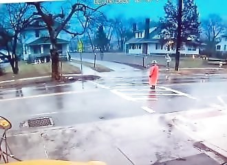 Quitte à se faire percuter, elle sauve un étudiante d'un accident de la route 