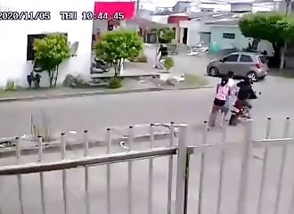 Une femme se bat contre des voleurs à la tire, mais oublie de s’occuper de sa fillette (Colombie)
