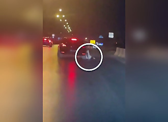 Il veut voler dans une voiture, et se fait trainer sur la route ! 