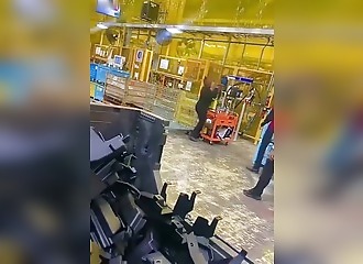 A Firing That Turns Into Chaos: She Wreaks Havoc at the Factory in Front of Her Coworkers