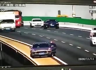 Défectueux, un joint de chaussée provoque un énorme accident sur un pont (Chine)