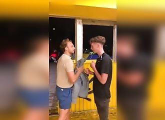 "Frappe moi, je vais éviter ton coup!"