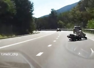 steering wheel in extremis in the face of a motorcyclist in distress