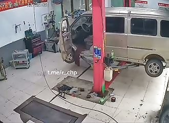 This auto repair shop is the scene of a completely avoidable blunder