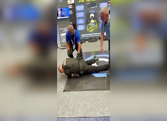 L'agence ICE va s'équiper de gants à choc électrique pour 20 millions de dollars