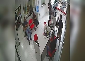 Une femme se retrouve piégée au milieu d’une fusillade et frôle la mort