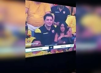 Il embrasse sa maîtresse dans les gradins et se fait surprendre par le Kiss Cam (Équateur)