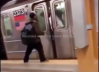 Se pensant à l'abri de représailles, il crache sur son opposant