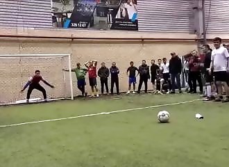 Se prendre un tir surpuissant de ballon en plein dans la tête !