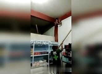 Il tente de cambrioler une boutique en rentrant par un petit trou et le regrette rapidement !