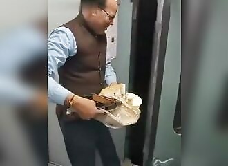 Voilà comment on se débarrasse des ordures dans un train indien