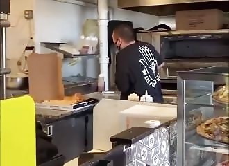 Un pizzaïolo VS une pizza en feu