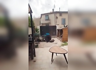 Tornade dans l'Aude : il retient sa baie vitrée à mains nues, le verre a déjà cédé
