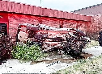 Un véhicule de police percute un SUV volé lors d'une course-poursuite à grande vitesse