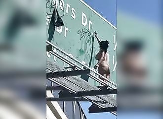 Une femme nue dessine sur un panneau en Californie