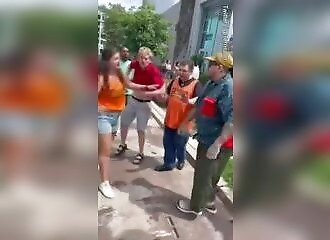 Des pro-avortements se battent avec des pro-vies devant une clinique d'avortement