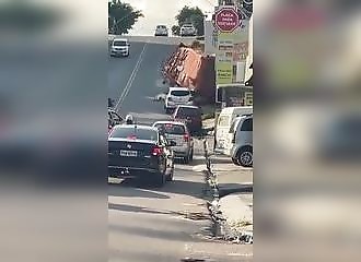 Un camion bien trop chargé s'écroule sur la route